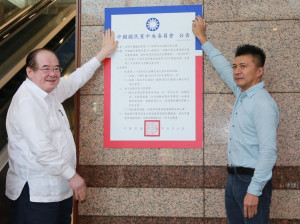 現任國民黨秘書長李乾龍（左）6日表示，國民黨並沒有要捨棄「九二共識」，但因時空背景不同，必須要有不同的論述，歷屆黨主席也都能瞭解，大家都有相當程度的共識。（圖／國民黨）