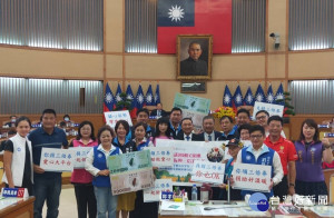 議長蔣根煌、副議長陳鴻源暨黨團書記長周勝考、副書記長蔡淑君、洪佳君、金瑞龍帶領黨團議員們將三倍券樣本象徵性捐給新北市政府社會局愛心大平台，侯友宜市長代表受贈 