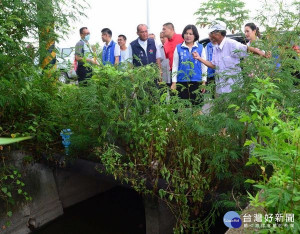 縣長張麗善與地政處長黃凱達及縣議員黃文祥、蔡孟真等會勘北港、口湖等多處農地重劃區，允諾將投入822萬元改善農水路，讓農民安心農作、農產運輸更便捷。