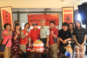 新北市榮民服務處副處長游文勇7日率服務處同仁，赴板橋區為榮民程嘯山爺爺慶祝百歲壽誕 