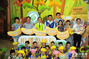 小朋友和貴賓們一起行銷國產農產品。（記者吳素珍攝）