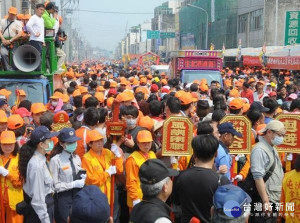「白沙屯媽祖北港進香」活動伴隨大量人車潮，途經道路行車必定受阻，虎尾警分局動員警民力執行交通秩序指揮、疏導等勤務，籲請用路人配合改道。