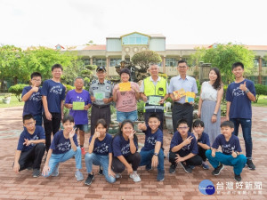 苓和畢業生送四名志工與校長感恩卡合影。