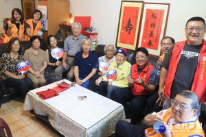 新北市榮民服務處總幹事李復鄉8日率服務處同仁暨榮欣志工，赴新店區為榮民鄭漢南爺爺慶祝百歲壽誕，轉贈總統、行政院長祝賀壽屏