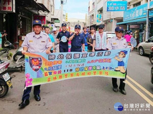 為保護兒童及青少年人身安全，台西分局長張文峰與麥寮國小校長顏木星等帶領花鼓隊走入社區與民眾近距離互動，宣導交通、婦幼安全及防詐騙、反毒等。