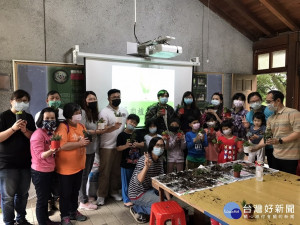 新店區公所特別在暑假前完成園區體健設施增設、木棧道鋪面改善及增設網球場等，邀請大小朋友攜手一起來體驗城市綠生活