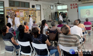 長輩宜多做健口操避免咀嚼功能退化。（南投醫院提供）
