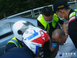 司機不知何因口吐白沫，且抽搐暈眩，乘客急忙報警，在路口執勤的板橋交通分隊警員陳廷瑋察覺異狀，馬上將司機送醫救護，即時挽回寶貴性命。