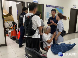 三重派出所所長徐子胤、警員童霂晟前往公車站受理民眾報案時，認出老婦是通報的協尋人口，隨即聯絡家屬，也感謝警方的辛勞與協助