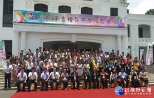 杏壇79位典範及9團體接受表彰。（記者扶小萍攝）