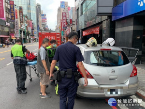 警消人員試圖以徒手解開，但發現安全帶卡的太緊，經與車主溝通過後，隨即使用切斷器割斷安全帶，男童才順利脫困