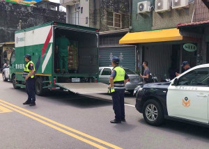 郵局將於15日起販售紙本振興三倍券，北港警分局派遣制服警力全副武裝高規格戒護，陸續派送到轄內7個郵局支局。