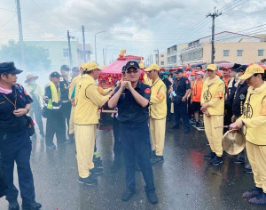 白沙屯媽祖徒步進香團清晨起駕回鑾，北港警方連日從早到晚於雲145線、台19線沿線各重要路口實施交管，在員警辛苦疏導與民眾配合下，圓滿完成任務。（記者陳昭宗拍攝）