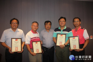 台灣教育文化交流策進會第二屆理監採分區聯誼頒發，嘉義、台南地區當選理事黃國峰、蔡淑芬、洪文祥與洪榮正昨天在將軍漁港九叔公餐廳聯誼，由理事長黃仁瑩（中）親自頒發當選證書。