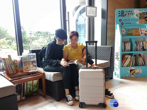  貢寮分館與在地的福容大飯店合作，為飯店打造不打烊的「書香度假」閱讀區