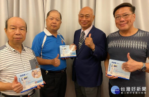 黎董事長10日捐新北市新聞記者職業工會知名品牌額溫槍，工會理事長黃村杉及幹部等代表受贈