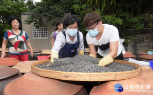 縣長王惠美參訪員林新合順 醬油，體驗製作醬油。