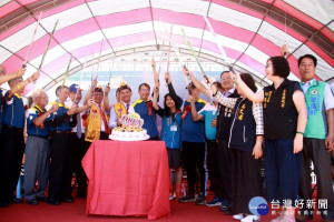來賓以長劍為爽文一百切蛋糕。（記者扶小萍攝）
