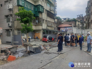 永和文化路施工不慎地面塌陷，新北市災害應變中心立即至現場成立前進指揮所緊急搶救處置