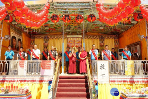 行動佛殿93站雲林麥寮祈福，執行長陳和慧師(中)感謝縣長秘書許家瑋、麥寮鄉長蔡長昆、麥寮鄉代表會主席韓青山、議員林建鴻、議員許留賓、立委蘇治芬秘書黃琇玲、副議長蘇俊豪主任蘇秉承等蒞臨祈福。