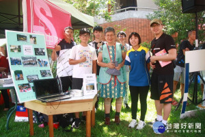 爽中青年軍力挺母校支持在地棒球運動。（記者扶小萍攝）