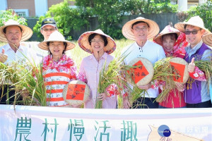縣長王惠美、鹿港鎮長許志宏、彰化縣議員凃淑媚、縣府農業處副處長郭至善、帝寶教育基金會董事長許嘉種等人，體驗割稻的樂趣。