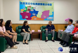 輔導會主委馮世寬率同服務照顧處處長曲良治，以及新北市榮服處處長林火土拜會板橋郵局，表達誠摯感謝