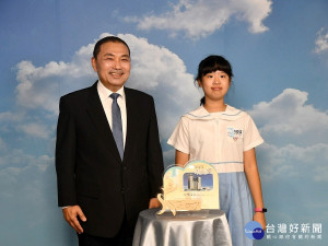 教育局13日舉行108年度國小優秀畢業生市長獎頒獎典禮，市長侯友宜親自出席頒獎