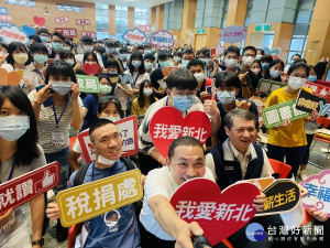 勞工局13日舉行「大專青年學生公部門暑期工讀職前說明會」，市長侯友宜特別抽空為近300位學生加油打氣