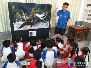 臺南市苓和國小舉辦《遇見達爾文》生態攝影展。