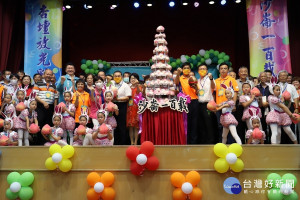 市長侯友宜特別出席祝賀板橋區沙崙國小的創校百週年校慶 
