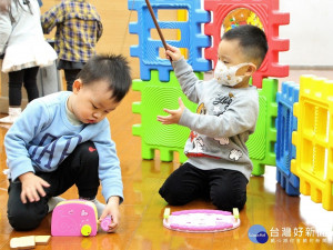 新北市立圖書館特別於金山與石門分館提供北海岸首創的免費融合玩具服務