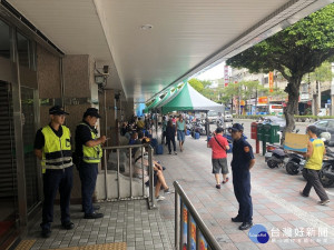 三重警分局轄內計有320處領購地點，為使民眾守秩序安心領取，防止意外發生，特別規劃警察同仁於郵局及各大超商周邊協助秩序維護