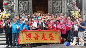 侯友宜前往林口竹林山觀音寺參拜祈福，祈求國泰民安、市政順利，並特別致贈廟方「慈光普照」匾額，感謝竹林山觀音寺長期對公益慈善的奉獻