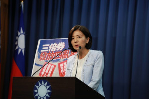 國民黨批三倍券在超商僅開放領取時間為上午9時到晚間22時止，為何口罩可以24小時領取，三倍券卻不行？要人潮分流，卻不運用超商全日營業的優勢，神邏輯令人費解。（圖／國民黨）