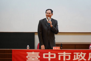臺中市政府與中部各大學第27次推動市政建設會議16日在修平科技大學登場，修平科技大學校長陳建勝在會議中說明執行深耕型C類大學社會責任實踐計畫。(圖/記者林重鎣攝)