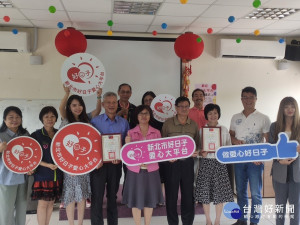林口觀照園街友中途之家在林口工二工業區內的霖昌能源公司、永竣系統傢俱工廠及肯特辦公室傢俱公司捐贈自製的設施及設備，社會局副局長許秀能專程上山致意