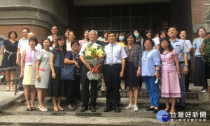 南投縣稅務局同仁送卸任周局長並合影留念。（記者扶小萍攝）