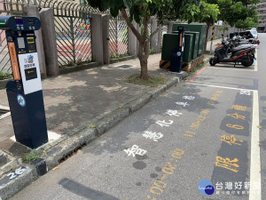 為方便家長接送孩童而不用擔心臨停被開罰，新北市交通局預計今年12月於汐止區秀峰高中、板橋區海山國小及林口區新林國小周邊路段擴大實施 