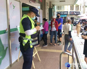 振興三倍券正式上路，郵局及超商預購領券出現排隊人龍，北港分局安排警力在場維持秩序，亦提醒民眾依規定購買等細節。