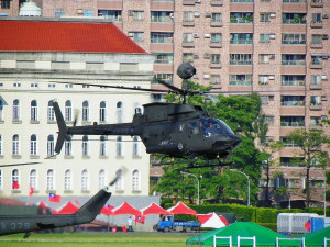 16日下午傳出陸軍航特部一架OH-58D戰搜直升機，在新竹空軍基地內發生重落地事件，並造成2名軍官殉職後，陸軍下令所有OH-58D直升機暫停任務派遣，實施安全特檢。（資料照，非當事直升機。圖／Wikipedia）