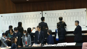 立法院臨時會17日進行監察院人事同意權投票，經藍綠雙方爆發激烈衝突、台灣民眾黨拒投票、時代力量投反對票後，民進黨在投票席次優勢下，讓監察院長被提名人陳菊65票同意、3票反對、2票無效，獲出席立委過半數同意票，出任監察院長；27名監委也全數過關。（圖／立法院議事IVOD）
