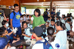 市長黃偉哲夫人劉育菁老師出席參加。
