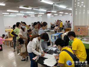 環保局位於新店安康路二段120號地下一樓的「新北市再生家具展售中心」18日正式開賣，現場展售超過150件新臺幣100元起跳的超優惠二手家具