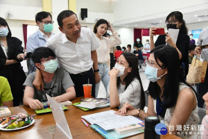 青年就業公民審議區域會議，市長侯友宜到場以自身經驗勉勵與會青年，鼓勵青年發聲，提供市府施政建言
