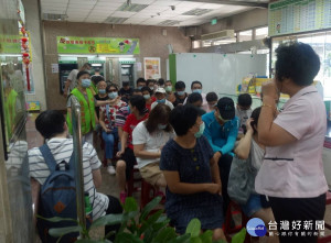 板橋郵局18日發振興券的第一個週六，全部出勤辦理三倍券發放作業