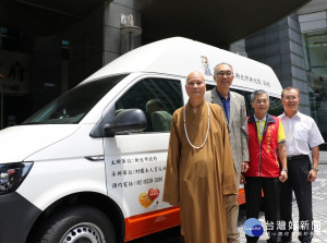 汐止拱北殿仙公廟受疫情影響取消遶境，轉而將經費購買一輛福斯高頂雙乘坐復康巴士，20日捐贈新北市政府，副市長謝政達代表受贈