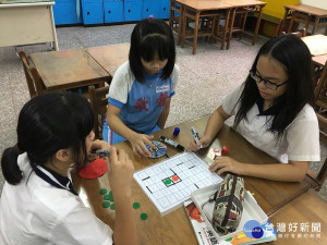 鶯歌國小陳怡君老師了解學生學習英語的困境，給予孩子個別指導，幫助受輔學生通過學習扶助成長測驗。