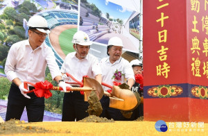 新莊運動公園地下停車場20日上午舉行開工動土儀式，新北市長侯友宜、議長蔣根煌等地方民代出席祝禱，祈求工程圓滿順利 