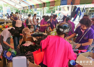 雲林家扶莪馨會發起助學義賣活動，邀請民眾採購好物、喝新鮮果汁，聚集愛心幫助雲林家扶貧困學子順利升學。